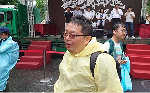 臭！抗議名人在鍾小平服務處門口拉屎  北檢依毀損罪起訴 