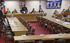 官員質詢變立委鬧場對嗆 召委轟王義川「別把政論節目那套拿來立法院」 