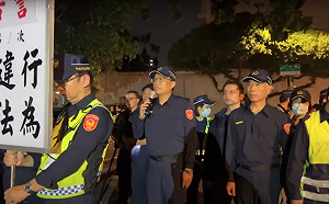 不滿柯文哲遭押 統促黨號召群眾赴北所聲援  警方舉牌後鳥獸散