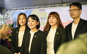 王婉諭宣布「加諭附小」開幕：選民對地方政治的不滿日益加深