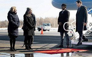 夠難堪！反擊川普「併入美國第51州」一說 加拿大舖「超迷你濕紅毯」迎盧比歐