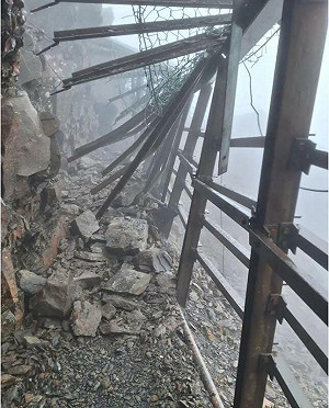 山友注意了!玉山「這處」護欄塌陷 已影響通行