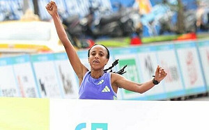 萬金石馬拉松萬人開跑  衣索比亞囊括男女組冠軍