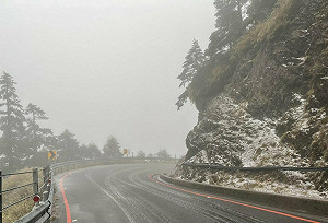 強烈大陸冷氣團影響!今合歡山高海拔路段「限加雪鍊通行」