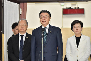 反問朱立倫累了嗎?卓揆:2公投如同在黑暗的房間找兩隻不存在的黑貓