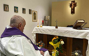 教宗方濟各住院一月後首度現身！ 在醫院小教堂共同主持彌撒