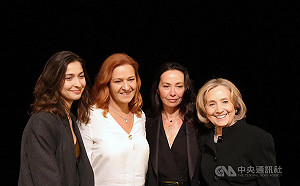 希拉蕊為紀錄片訪柏林 指屈服普丁將致西方災難