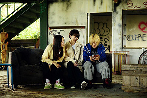 日本動作爽片《辣妹刺客3:假期殺機》3/28上映!演員相差12歲「對話有代溝」