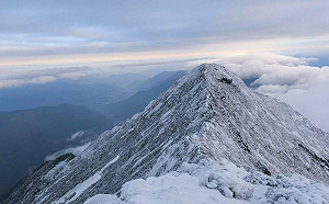 冰雪奇緣走入現實！玉山冰封畫面曝「積雪已達2公分」