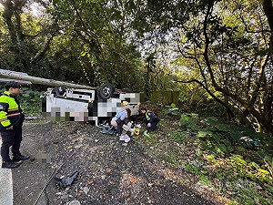 垃圾車陽明山不慎撞電線桿翻覆  女駕駛輕傷