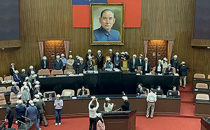 (影)游智彬闖立院直播爭議未解 民進黨團佔主席台要韓國瑜給公道