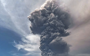 印尼火山大規模噴發　火山灰直衝1.6萬公尺　警戒升至最高級 