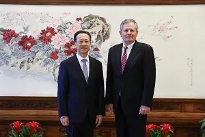 中國外交部副部長與挺川普參議員戴恩斯會面