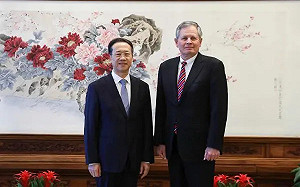 中國外交部副部長與挺川普參議員戴恩斯會面