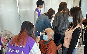 展現大學社會責任  中山醫大75師生走進社區守護長者健康