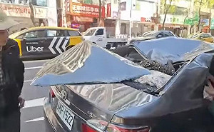 台北「幸運大廈」外牆崩落 巨石砸扁轎車釀母女受傷