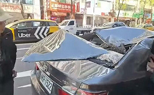 台北「幸運大廈」外牆崩落　巨石砸扁轎車釀母女受傷