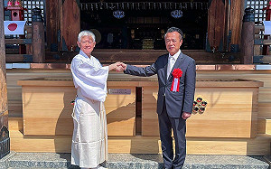 千年神宮見證台日情誼 嘉義阿里山檜木賽錢箱落成防府天滿宮