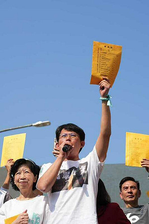 民眾黨首場宣講 黃國昌率支持者高舉「薪資袋」怒吼:綠把人民當盤子