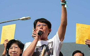 民眾黨首場宣講 黃國昌率支持者高舉「薪資袋」怒吼：綠把人民當盤子 