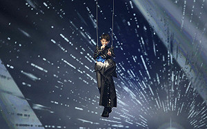 億元保險！戴佩妮登12公尺高空降落　差一步掉落舞台