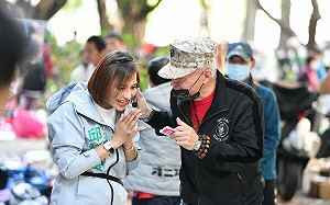 赴藍營票倉果貿市場掃街  邱議瑩：呼應北高發展推廣眷村文化  