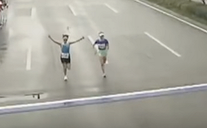 (影) 高興的太早! 提前慶祝遭反超 重慶半馬女子最後一秒逆轉