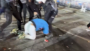 (影) 土耳其鎮暴警察「開槍」了! 發射橡皮子彈清場 並毆打抗議者