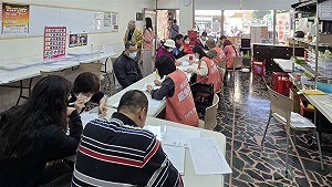 96歲嬤「走路半小時」只為簽連署!  罷團:牛煦庭二階已破17000份