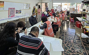 96歲嬤「走路半小時」只為簽連署！  罷團：牛煦庭二階已破17000份　 