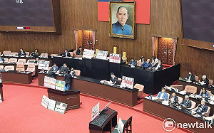 綠委再佔主席台杯葛  立法院會連兩度空轉