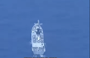 (影)中菲黃岩島再對峙! 菲3艇被6中海上民兵船與直-9包圍