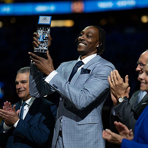 「魔獸」霍華德入選NBA魔術名人堂 致詞感動落淚