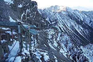 玉山背陽處仍積雪結冰  攀登需雪地經驗及裝備