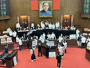 (影)夜間突襲開會!藍營花了近1個半小時CALL人闖關反廢死、反戒嚴公投