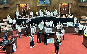 (影)夜間突襲開會!藍營花了近1個半小時CALL人闖關反廢死、反戒嚴公投