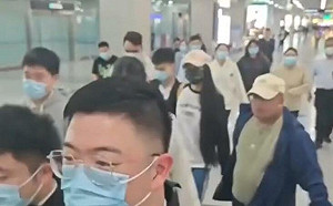 (影) 亞亞下機遭「神秘黑衣人」帶走！ 網譏：回到溫暖的深淵？