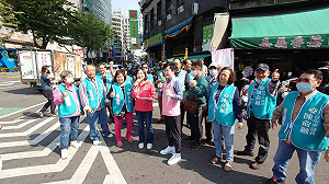 炒熱大罷免!綠營中市議員陳俞融、陳淑華東興市場宣講