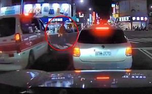 政府寵出來的？高雄行人過馬路「擋救護車還比中指」警：無法可罰