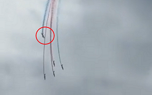 (影) 法飛行隊表演兩機相撞! 飛機自由落體觸地起火 飛行員緊急跳傘逃生 