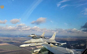 (影) 烏空軍首度展示F-16作戰影片! 飛行員談任務 3機同框畫面超壯觀