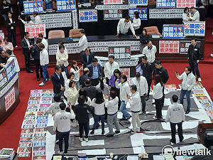 綠委占領議場擺「罷」大字 藍委上前吵架踩到破