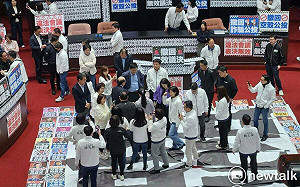 綠委占領議場擺「罷」大字 藍委上前吵架踩到破 