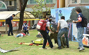 高市義消總隊第一救護大隊首辦「大傷競賽」模擬化學車翻覆應變