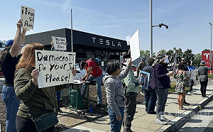 美國各地掀反特斯拉示威 馬斯克：左派是邪惡勢力