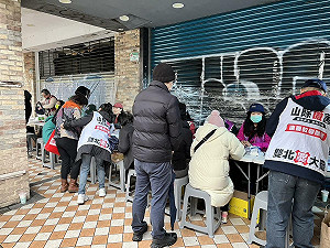 (影) 衝突!北市雙罷團合體拼二階連署   藍支持者鬧場搶麥喊「要鬧到什麼時候」
