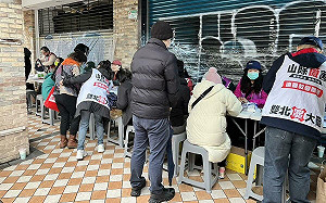 (影) 衝突！北市雙罷團合體拼二階連署   藍支持者鬧場搶麥喊「要鬧到什麼時候」 