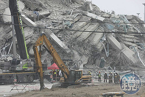 【圖多】【緬甸強震】跟時間賽跑!搶救曼谷審計大樓活埋工人 家屬祈禱求奇蹟