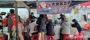 罷免又一創舉!罷羅智強《四能報》創刊  曹興誠化身派報員 4/1親自發送創刊號