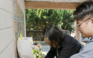 再赴八里山上悼史明 蔡英文：台灣人一定要團結起來